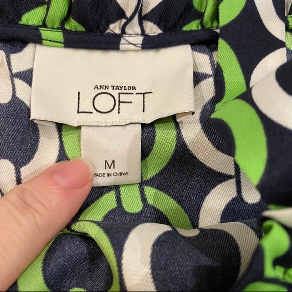 Ann Taylor Loft navy chain  print ruffle blouse side zip M - Picture 4 of 6